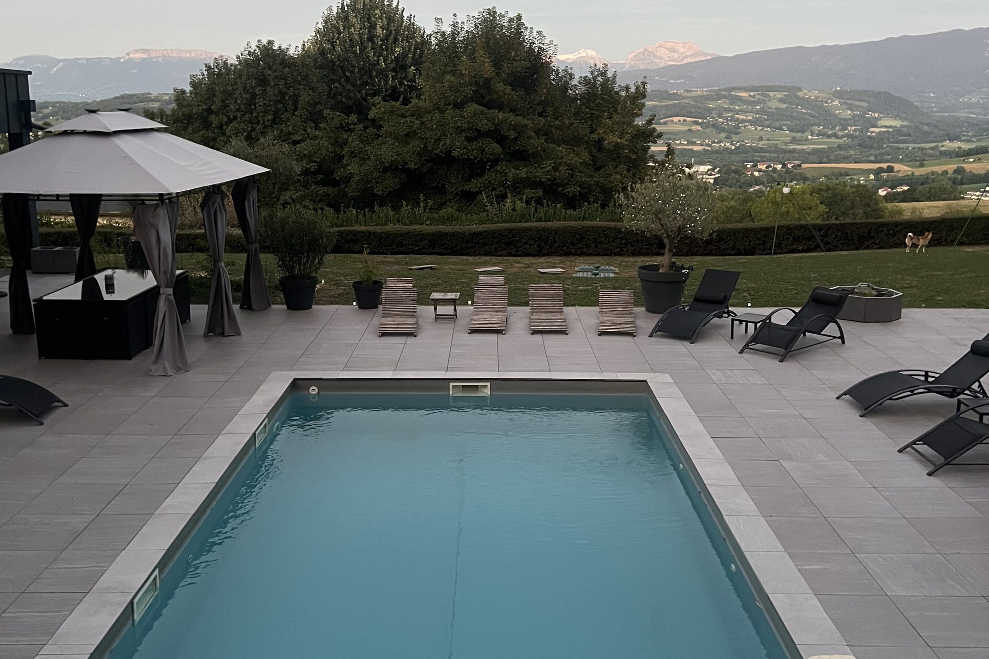 Piscine chauffée face à la vallée, en fin de journée