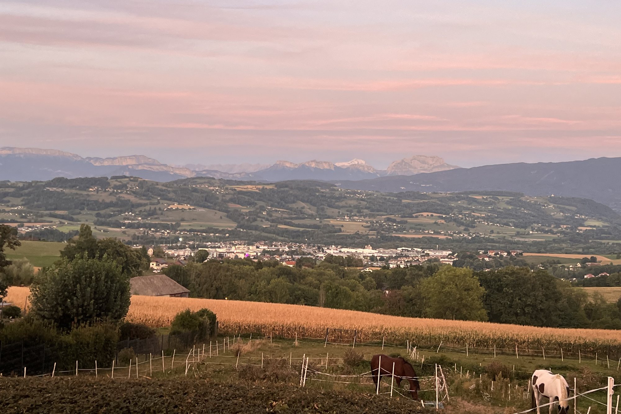 Vue panoramique sur la vallée et les montagnes depuis la villa, en fin de journée