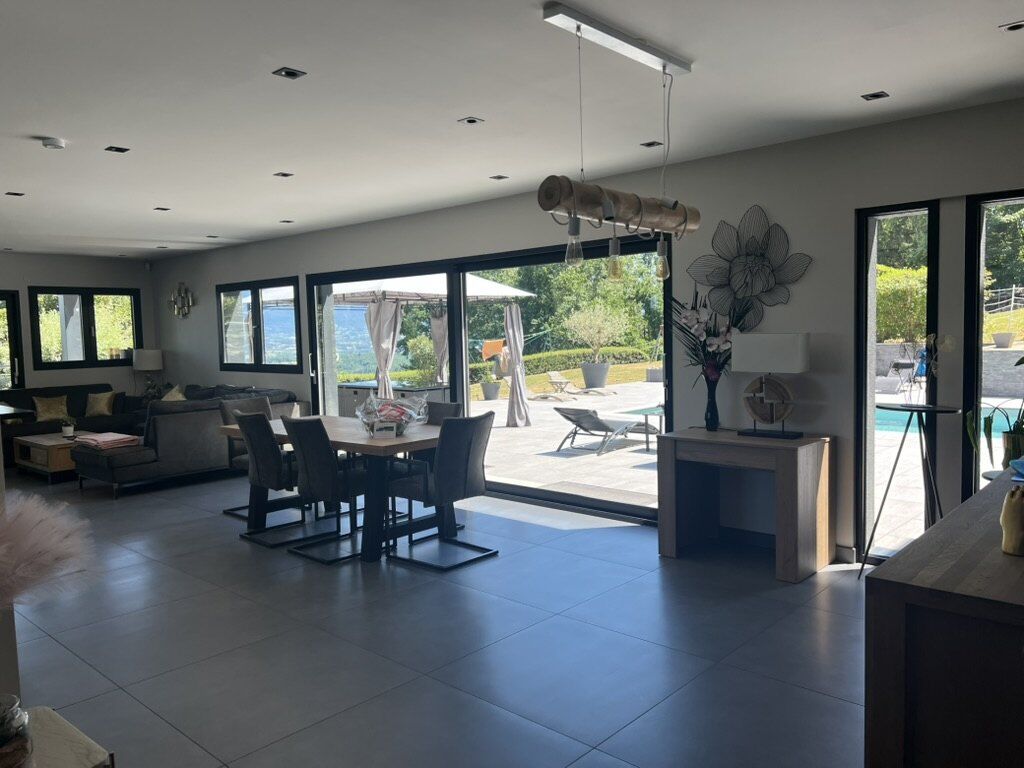 Séjour ouvert sur la terrasse et la piscine