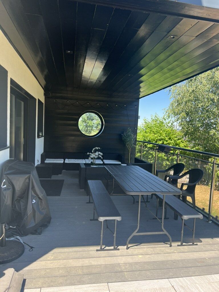 Terrasse couverte avec salon extérieur